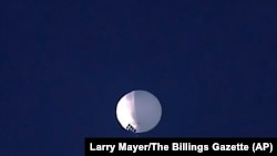 Balon yang dicurigai merupakan balon pengintai milik China terbang di atas wilayah Billings, Montana, pada 1 Februari 2023. (Foto: The Billings Gazette via AP/Larry Mayer))