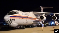 FILE - Foto yang disediakan oleh Kementerian Situasi Darurat Rusia menunjukkan kotak-kotak bantuan dari Rusia tiba lewat pesawat kargo Rusia setelah ledakan dahsyat di pelabuhan di Beirut, Lebanon, 5 Agustus 2020.