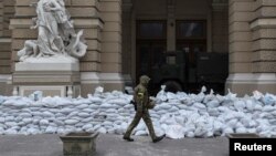 Ukrajinski vojnik prolazi pored barikada postavljenih ispred ulaza u Nacionalni akademski teatar opere i baleta u Odesi, usred ruske invazije na Ukrajinu, u Odesi, 10. marta 2022.