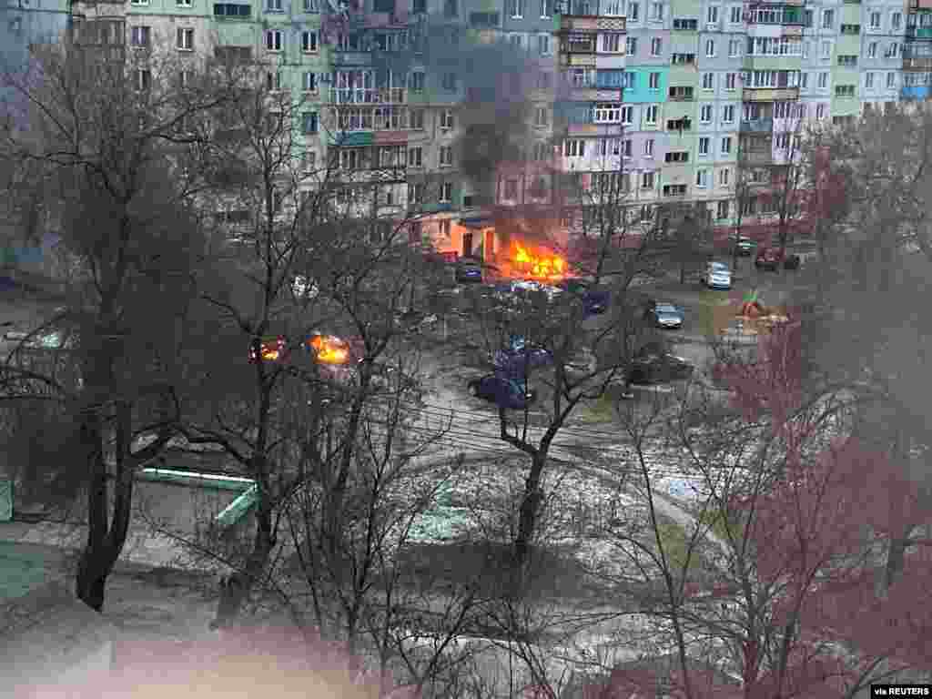 Imagens de um incêndio em Mariupol numa área residencial após bombardeio em meio à invasão da Ucrânia pela Rússia em 3 de Março de 2022. Imagem obtida nas redes sociais. Twitter @AyBurlachenko via REUTERS