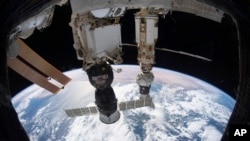 Stasiun Luar Angkasa Internasional mengorbit 264 mil di atas Laut Tyrrhenian dengan kapal awak Soyuz MS-19 merapat ke modul Rassvet. Direktur Badan Antariksa Rusia mengatakan proyek luar angkasa hanya akan mungkin dilakukan setelah sanksi Barat terhadap Moskow dicabut.(Foto: AP)
