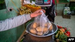L'Égypte avait déjà dévalué sa monnaie de près de 50% en 2016 dans le cadre d'un plan d'austérité décrété en échange d'un prêt de 10,8 milliards d'euros du FMI.