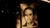 Un joven sostiene un retrato del jesuita Ignacio Ellacuria antes de una procesión que conmemora el 28º aniversario del asesinato de seis sacerdotes jesuitas y dos empleados, que fueron ejecutados por las fuerzas militares durante la guerra civil en El Salvador. [Foto de archivo]