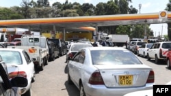 Magari yakiwa kwenye foleni kupata mafuta kwenye kituo cha mafuta cha Shell mjini Nairobi, Aprili 4, 2022.