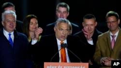 Perdana Menteri Hungaria Viktor Orban (tengah) berbicara kepada para pendukungnya di Budapest, 3 April 2022.