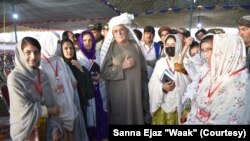 پښتنې ښځې او نجونې چې په جرګه کې یې ګډون کړی د پښتونخوا ملي عوامي ګوند له مشر محمود خان اڅکزي سره