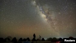 Galaksi Bima Sakti terlihat di langit malam di Gurun Putih utara Farafra Oasis barat daya Kairo 16 Mei 2015. (Foto: Reuters)