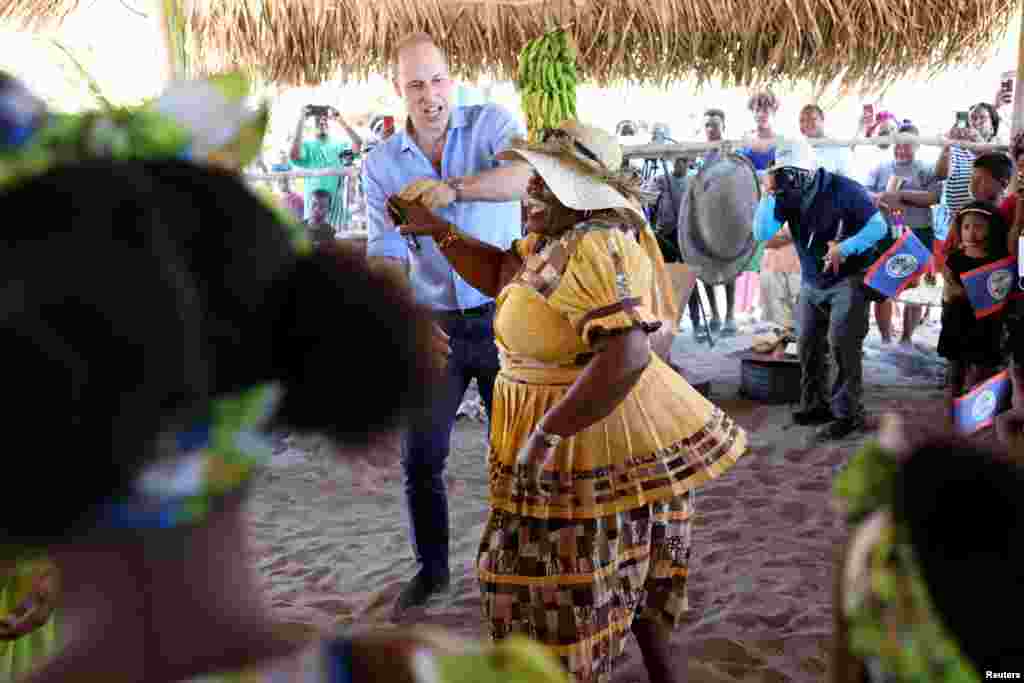 Prens William d'Anglete danse ak yon dam nan yon ti bouk ki rele Hopkins sou kot Karayibeyen peyi Beliz, Lendi 20 Mas, 2022.