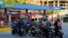 Conductores de motocicletas esperan para obtener gasolina en medio de repetidos apagones en las refinerías operadas por la petrolera estatal PDVSA y la falta de importaciones de diésel y gasolina, en Maracay, Venezuela, el 9 de diciembre de 2022.