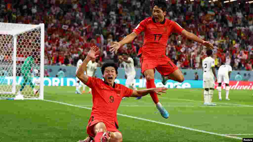 Jwe seleksyon nasyonal Kore di Sid Cho Gue-sung selebre dezyem gol li ak ko-ekipye li Na Sang-ho, pandan match Gwoup H la kont Ghana, 28 Nov. 2022.