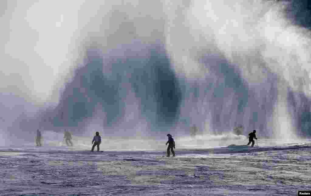 Esquiadores y snowboarders descienden por una pista en la estación de esquí de Shymbulak, a las afueras de Almaty, Kazajistán. REUTERS/Pavel Mikheyev. 