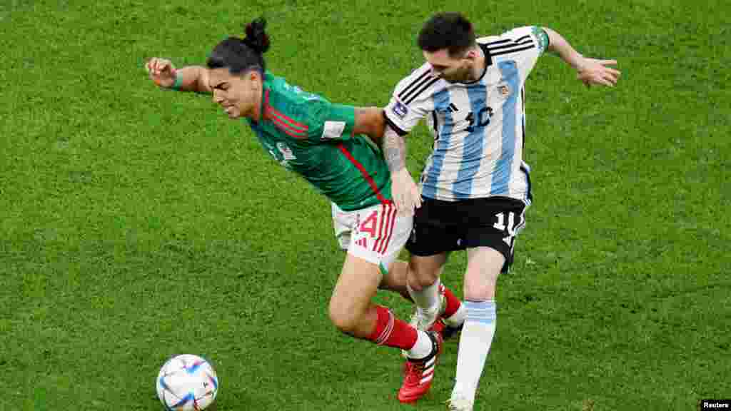Jwe Meksiken Erick Gutierrez an aksyon ak Ajanten Lionel Messi, 26 Nov. 2022 nan Qatar.