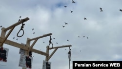 برپایی چوبه‌های دار نمادین. کاروان خودروها در تورنتو در کانادا برای اعلام همبستگی با معترضان در ایران - شنبه ۲۶ آذر ۱۴۰۱