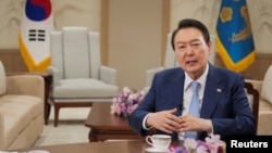 Le président sud-coréen Yoon Suk-yeol admet que "le parapluie nucléaire" américain ne suffit plus à rassurer ses compatriotes.