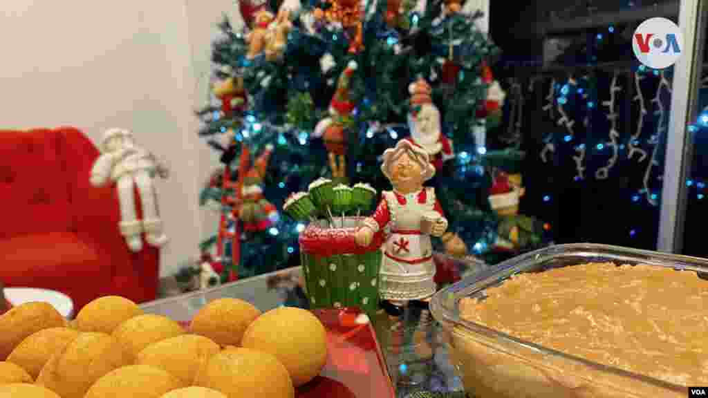 Los buñuelos y la natilla son platos tradicionales que se consumen durante las Novenas, en Colombia. [Foto: Karen Sánchez, VOA]