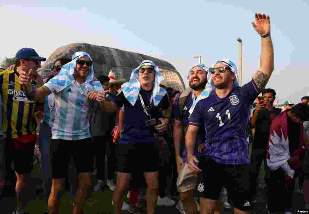 Fanatik Foutbòl nan Festival Ouveti Mondyal FIFA a nan Pak Al Bidda, Doha, Qatar, 19 Nov. 2022.