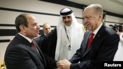 Presiden Turki Recep Tayyip Erdogan (kanan) berjabat tangan dengan Presiden Mesir Abdel Fattah el-Sisi di sela-sela Piala Dunia di Doha, Qatar, pada 20 November 2022 lalu (foto: dok).