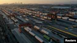미국 캘리포니아주 코머스에 있는 유니언퍼시픽철도(Union Pacific Railroad)의 복합 수송 시설에 컨테이너와 화물 열차들이 줄지어 서 있다. (자료사진) 