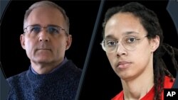 En esta composicion fotográfica se observa al estadounidense Paul Whelan (izq), encarcelado en Rusia desde 2018, y la basquebolista Brittney Griner (der), liberada el 8 de diciembre en un intercambio de presos entre Washington y Moscú.