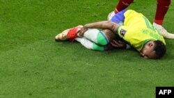 Neymar após lesão no jogo contra a Sérvia, Qatar, 24 Novembro 2023