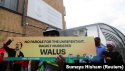 Manifestation contre la libération conditionnelle de Janusz Walus, qui avait assassiné le leader anti-apartheid Chris Hani en 1993, devant le centre correctionnel Kgosi Mampuru II à Pretoria, en Afrique du Sud, le 30 novembre 2022. 