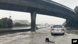 2022年12月31日，星期六，加利福尼亞州舊金山南部101號公路上，車輛駛過被洪水淹沒的車道。從除夕開始，北加利福尼亞州大部分地區都在實行洪水警戒。
