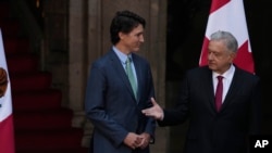 El presidente de México, Andrés Manuel López Obrador, a la derecha, extiende un saludo al recibir al premier de Candá, Justin Trudeau, en el Palacio Nacional en Ciudad de México, el 11 de enero de 2023.