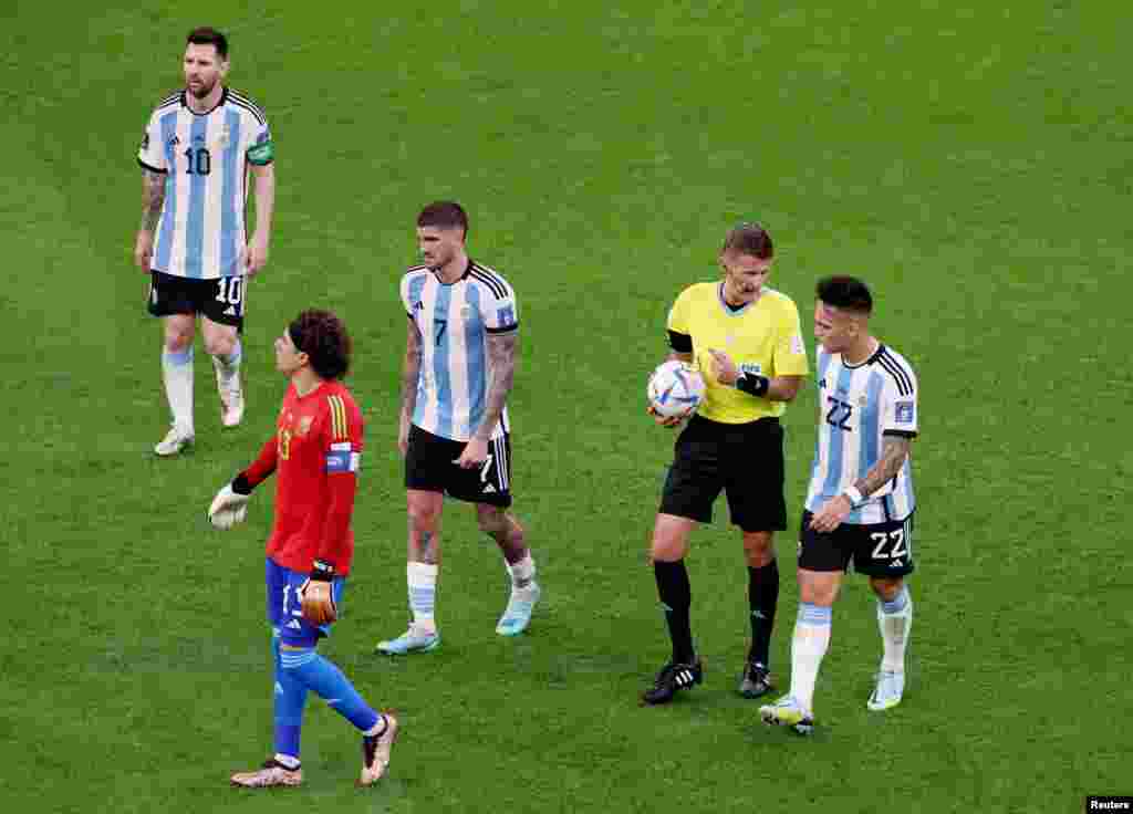 Abit Daniele Orsato pale ak jwe Ajanten Lautaro Martinez nan fen premye mitan match ekip la kont Meksik nan Gwoup C, nan Mondyal Foutbol Qatar la, 26 Nov. 2022.