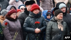 Ožalošćeni se okupljaju kako bi položili cvijeće u spomen na više od 60 ruskih vojnika za koje Rusija kaže da su ubijeni u ukrajinskom napadu na teritoriju pod kontrolom Rusije, u Samari, 3. januara 2023.