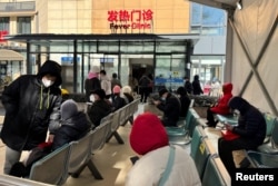 上海市民在一家醫院的發熱門診候診。（2022年12月24日）