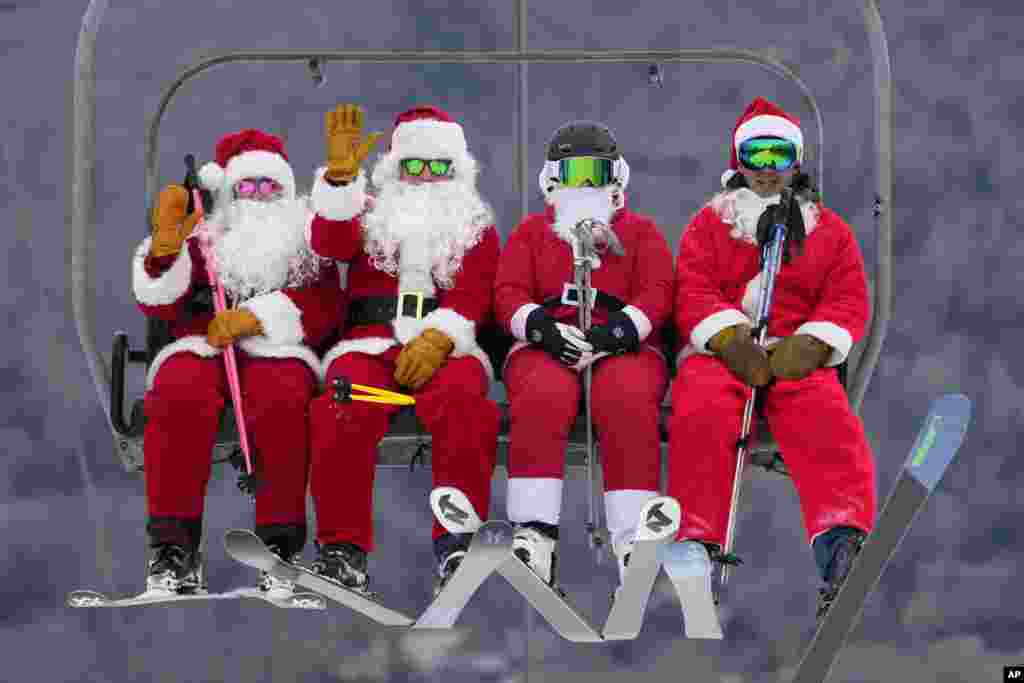 Los Papá Noel esquiadores recaudaron fondos para River Fund, una organización sin fines de lucro que apoya la educación y recreación de niños y jóvenes en el área de Bethel, Maine, EEUU, el 11 de diciembre de 2022. 
