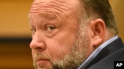 ARCHIVO - Alex Jones fue acusado de promover teorías falsas de conspiración sobre la masacre en la escuela Sandy Hook de 2012. 