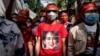 Seorang pengunjuk rasa mengenakan kaus bergambar pemimpin Myanmar Aung San Suu Kyi yang ditahan selama demonstrasi di luar Kedutaan Besar Myanmar di Bangkok pada 19 Desember 2022. (Foto: AFP)