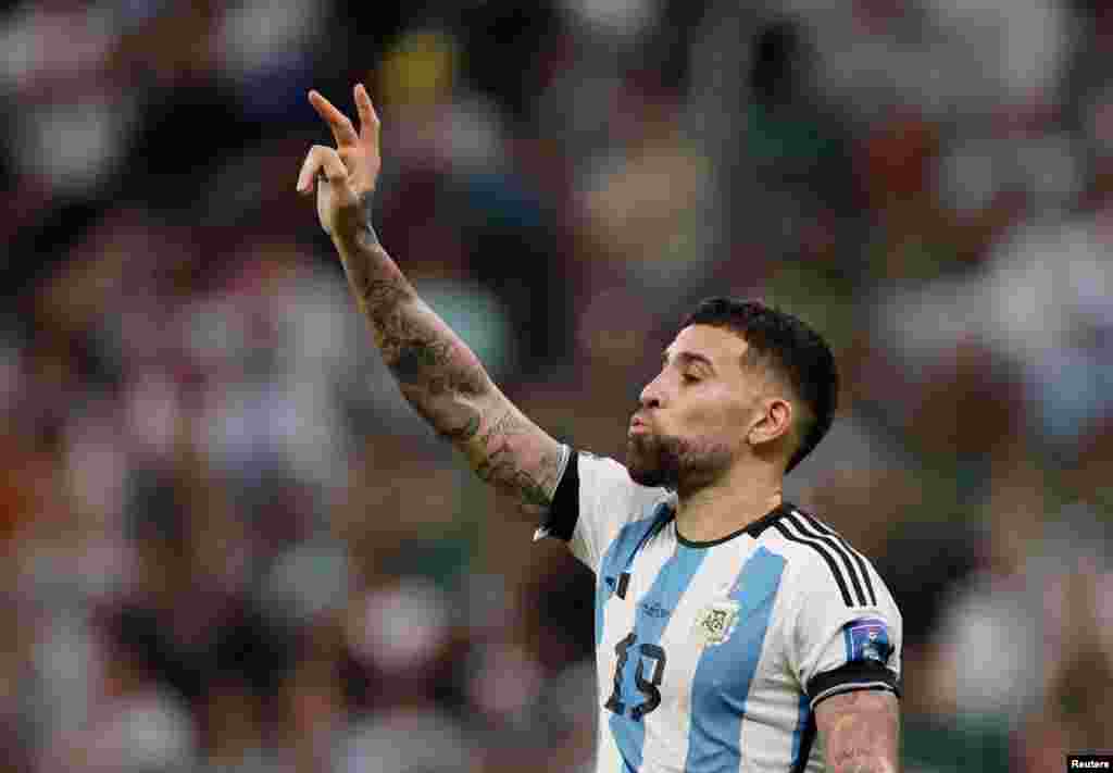 Ajanten Nicolas Otamendi reyaji pandan match seleksyon nasyonal Ajantin kont Meksik nan Gwoup C a nan Mondyal Foutbol Qatar la, 26 Nov. 2022.