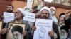 Sejumlah demonstran berkumpul di luar Kedutaan Besar Prancis di Teheran, Iran, pada 8 Januari 2023. Mereka memprotes pemuatan kartun yang menggambarkan pemimpin Iran Ayatollah Ali Khamenei pada harian Prancis Charlie Hebdo. (AFP/Atta Kenare)