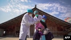 Seorang lansia menerima vaksin COVID-19 di Danzhai, provinsi Guizhou, China pada 21 Desember 2022. (Foto: AFP)