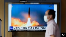 Layar TV menampilkan program berita yang melaporkan peluncuran rudal Korea Utara, terlihat di stasiun kereta api di Seoul, Korea Selatan, 5 Juni 2022. (Foto: AP)