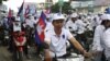 អ្នកគាំទ្រ​គណបក្ស​ភ្លើង​ទៀន​ដង្ហែ​ក្បួន​នៅ​រាជធានី​ភ្នំពេញ នា​ថ្ងៃ​បញ្ចប់​នៃ​យុទ្ធនាការ​ឃោសនា​រក​សំឡេង​ឆ្នោត ថ្ងៃទី​៣ ខែមិថុនា ឆ្នាំ​២០២២។ (ស៊ុន ណារិន/វីអូអេ)