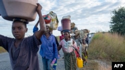 Watu waliohama makazi yao kutoka jamii ya Impire katika mkoa wa Cabo Delgado wakimbia mashambulizi ya wanamgambo wenye silaha, June 14, 2022. Picha ya AFP