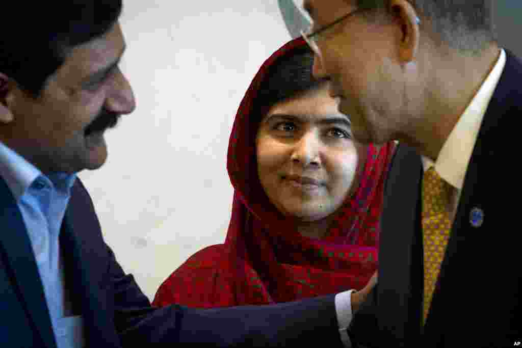 La défenseuse pakistanaise de l’éducation de jeunes filles, Malala Yousafzai, contemple son père, Ziauddin Yousafzai qui parle avec le secrétaire général des Nations Unies Ban Kin-moon au siège des Nations Unies, le 18 aout 2014. REUTERS/Carlo Allegri