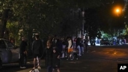 Gente reunida en la calle tras un sismo en Ciudad de México, el jueves 22 de septiembre de 2022. (AP Foto/Eduardo Verdugo)