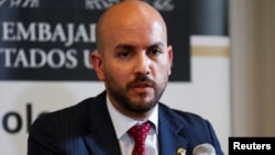 ARCHIVO - El asesor principal Juan González dejará el cargo en marzo. En esta imagen el funcionario participa en una conferencia de prensa liderando la delegación de EEUU en Colombia para la toma de posesión del presidente Gustavo Petro, el 8 de agosto de 2022. 