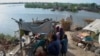Warga yang rumahnya terendam banjir mengungsi ke pinggir-pinggir jalan di Jamshoro, Provinsi Sindh, Pakistan, Jumat, 16 September 2022. (Foto: Pervez Masih/AP)