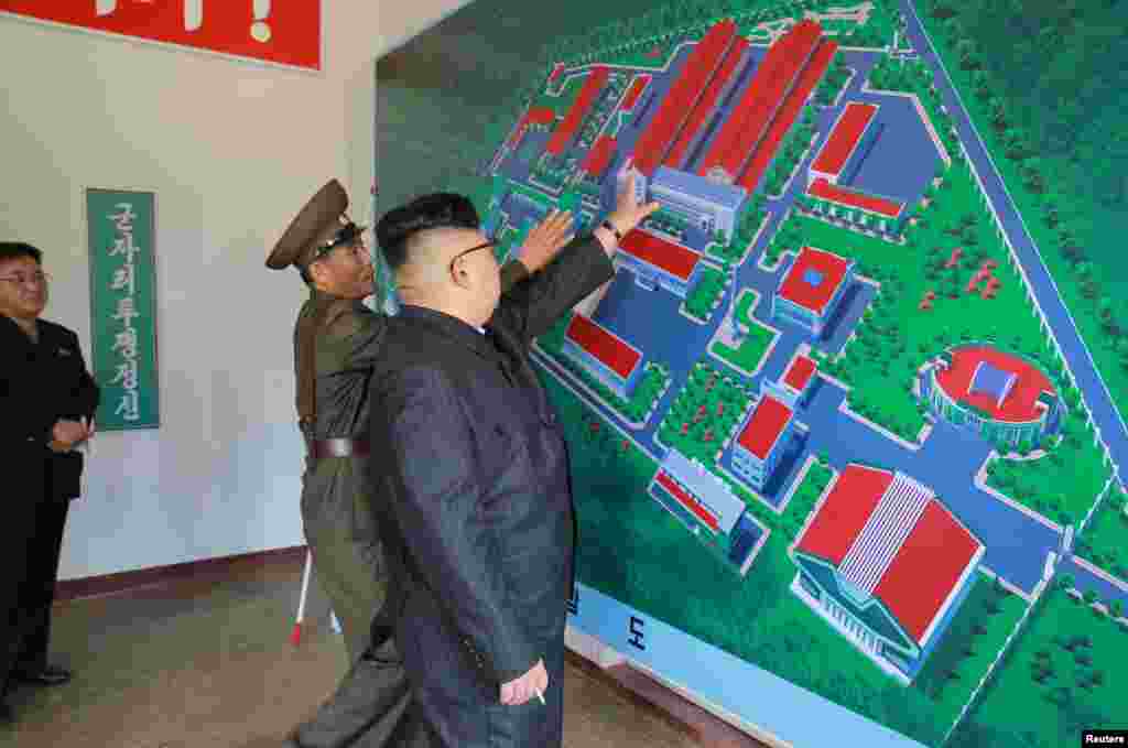 북한의 ICBM 소재를 개발·생산하는 국방과학원 화학재료연구소를 방문한 김정은 국무위원장이 조감도를 살펴보고 있다.