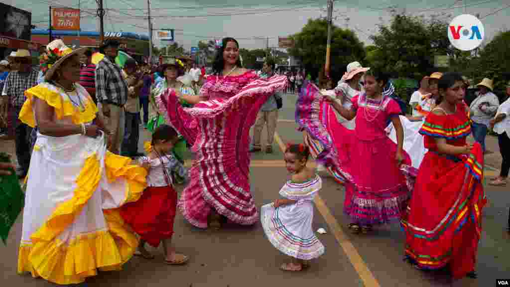 Un grupo de mujeres bailan al son de marimbas este 25 de julio durante una festividad religiosa