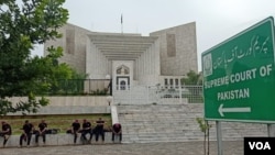دسپریم کورټ درې کسيزه بینچ د تحريک انصاف د لانګ مارچ مخنيوي لپاره د جمعیت علما اسلام پاکستان دسینیټر کامران مرتضا لخوا شوې عریضه یا خواست غير موثر ګرځولی او ويلي یې دي که چرې د آیين دخلاف ورزی ښکاره خطره وي نو عدالت به مداخلت وکړي