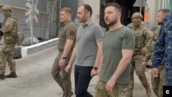 Колку повеќе луѓе го напушта регионот Доњецк сега, толку помалку луѓе руската армија ќе има време да убие“, рече тој, додавајќи дека на жителите кои заминале ќе им биде дадена компензација