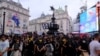 數百名香港人在英國倫敦市中心皮加地利圍（Piccadilly Circus）舉辦集會, 紀念元朗“721事件”三週年（美國之音/鄭樂捷）