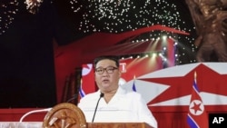 En esta imagen cortesía del gobierno norcoreano, el mandatario de Corea del Norte, Kim Jong Un, pronuncia un discurso durante una ceremonia por el 69no aniversario del armisticio que puso fin a la Guerra de Corea, el miércoles 27 de julio de 2022, en Pyongyang, Corea del Norte. 