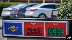 Harga bensin di stasiun pengisian BBM Sunoco di sepanjang Ohio Turnpike dekat Youngstown, Ohio, 12 Juli 2022. (Foto: AP)